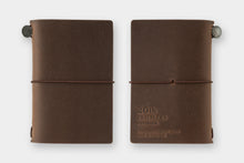 Laden Sie das Bild in den Galerie-Viewer, TRAVELER'S COMPANY – Traveler's Notizbuch-Kartenformat, 20-jähriges Jubiläumsset – Braun