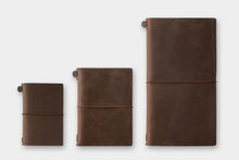 Laden Sie das Bild in den Galerie-Viewer, TRAVELER'S COMPANY – Traveler's Notizbuch-Kartenformat, 20-jähriges Jubiläumsset – Braun