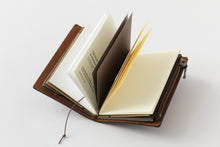 Laden Sie das Bild in den Galerie-Viewer, TRAVELER'S COMPANY – Traveler's Notizbuch-Kartenformat, 20-jähriges Jubiläumsset – Braun