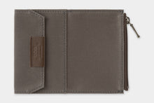 Laden Sie das Bild in den Galerie-Viewer, TRAVELER'S COMPANY – Traveler's Notizbuch-Kartenformat, 20-jähriges Jubiläumsset – Braun