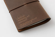 Laden Sie das Bild in den Galerie-Viewer, TRAVELER'S COMPANY – Traveler's Notizbuch-Kartenformat, 20-jähriges Jubiläumsset – Braun
