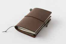 Laden Sie das Bild in den Galerie-Viewer, TRAVELER'S COMPANY – Traveler's Notizbuch-Kartenformat, 20-jähriges Jubiläumsset – Braun