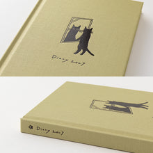 Laden Sie das Bild in den Galerie-Viewer, MIDORI – Buchkalender 2027 – B6-Variante Katze – Beige