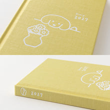 Laden Sie das Bild in den Galerie-Viewer, MIDORI – Buchkalender 2027 – B6 Variante Hund – Gelb