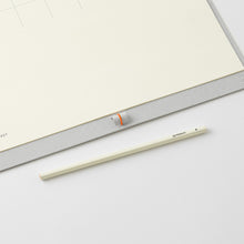 Laden Sie das Bild in den Galerie-Viewer, MD PRODUCT - MD Wandkalender mit Bleistift 2027