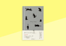Laden Sie das Bild in den Galerie-Viewer, MIDORI - Book Style Kalender 2026 - B6 Variant Katze - Grau