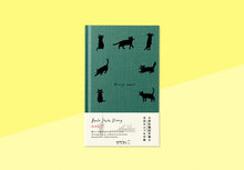 Laden Sie das Bild in den Galerie-Viewer, MIDORI - Book Style Kalender 2027 - B6 Variant Katze - Grün