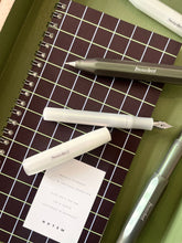 Laden Sie das Bild in den Galerie-Viewer, KAWECO - LUNAR SPORT - Füllfederhalter - Shadow Green
