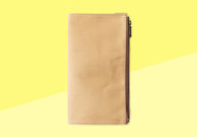 Laden Sie das Bild in den Galerie-Viewer, TRAVELER'S FACTORY - Notizbuchhülle aus Baumwolle mit Reißverschluss - Beige