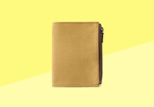 Laden Sie das Bild in den Galerie-Viewer, TRAVELER'S FACTORY - Baumwoll-Reißverschluss-Etui für Reisepassgröße - Beige