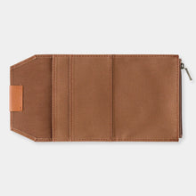 Laden Sie das Bild in den Galerie-Viewer, TRAVELER'S FACTORY - Baumwoll-Reißverschluss-Etui für Reisepassgröße - Braun