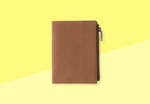Laden Sie das Bild in den Galerie-Viewer, TRAVELER'S FACTORY - Baumwoll-Reißverschluss-Etui für Reisepassgröße - Braun