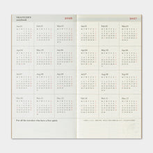 Laden Sie das Bild in den Galerie-Viewer, TRAVELER'S COMPANY - Traveler's Notebook Regular - 2026 vertikales Wochenalender