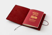Laden Sie das Bild in den Galerie-Viewer, TRAVELER‘S COMPANY – LOVE AND TRIP - Traveler‘s Notebook Passport rot