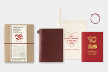 Laden Sie das Bild in den Galerie-Viewer, TRAVELER‘S COMPANY – LOVE AND TRIP - Traveler‘s Notebook Passport rot