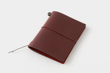 Laden Sie das Bild in den Galerie-Viewer, TRAVELER‘S COMPANY – LOVE AND TRIP - Traveler‘s Notebook Passport rot
