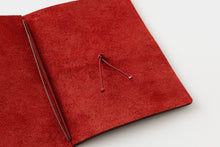 Laden Sie das Bild in den Galerie-Viewer, TRAVELER‘S COMPANY – LOVE AND TRIP - Traveler‘s Notebook Passport rot