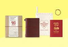 Laden Sie das Bild in den Galerie-Viewer, TRAVELER‘S COMPANY – LOVE AND TRIP - Traveler‘s Notebook Passport rot