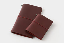 Laden Sie das Bild in den Galerie-Viewer, TRAVELER‘S COMPANY – LOVE AND TRIP - Traveler‘s Notebook Regular rot
