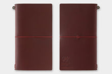 Laden Sie das Bild in den Galerie-Viewer, TRAVELER‘S COMPANY – LOVE AND TRIP - Traveler‘s Notebook Regular rot