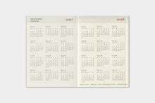 Laden Sie das Bild in den Galerie-Viewer, TRAVELER'S COMPANY - Traveler's Notebook Passport - 2027 Wochenplaner 
