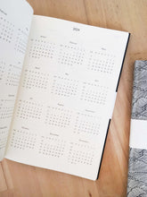 Laden Sie das Bild in den Galerie-Viewer, CARTA PURA - Kalender 2027 - Chiyogami Groß - Dreiecke Orange