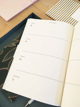 Laden Sie das Bild in den Galerie-Viewer, CARTA PURA - Kalender 2027 - Chiyogami Groß - Dreiecke Orange