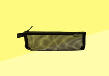 Laden Sie das Bild in den Galerie-Viewer, MIDORI - CL Mesh Federpenal klein - Schwarz