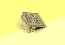 Laden Sie das Bild in den Galerie-Viewer, TRAVELER'S COMPANY - Traveler's Notebook Brass - 030 Messing Clip Logo