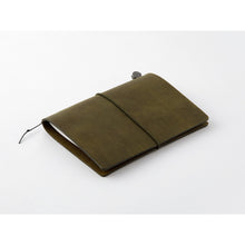 Laden Sie das Bild in den Galerie-Viewer, TRAVELER'S COMPANY - Traveler's Notebook Passport - Olivgrün