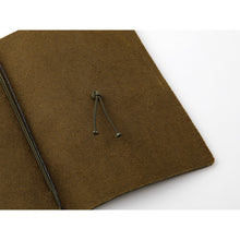 Laden Sie das Bild in den Galerie-Viewer, TRAVELER'S COMPANY - Traveler's Notebook Passport - Olivgrün