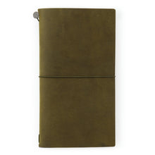 Laden Sie das Bild in den Galerie-Viewer, TRAVELER'S COMPANY - Traveler's Notebook Regular - Olivgrün