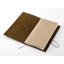 Laden Sie das Bild in den Galerie-Viewer, TRAVELER'S COMPANY - Traveler's Notebook Regular - Olivgrün
