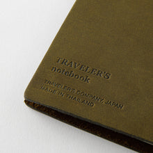 Laden Sie das Bild in den Galerie-Viewer, TRAVELER'S COMPANY - Traveler's Notebook Regular - Olivgrün