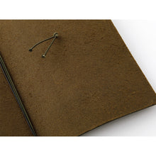 Laden Sie das Bild in den Galerie-Viewer, TRAVELER'S COMPANY - Traveler's Notebook Regular - Olivgrün